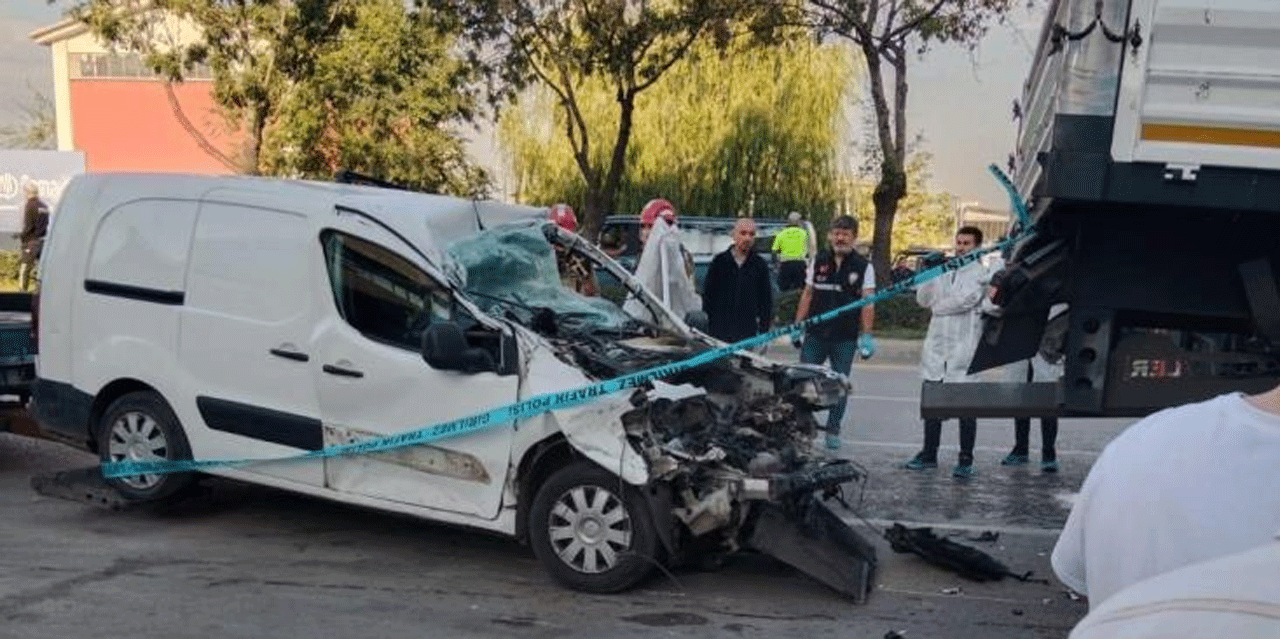 Yenimahalle'de otomobil park halindeki TIR'a çarptı:1 ölü!