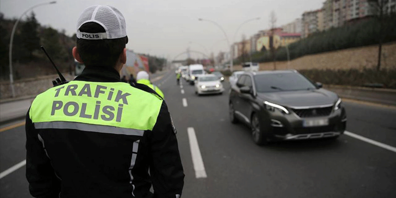 Çorum'da konteyner yüklü TIR devrildi!