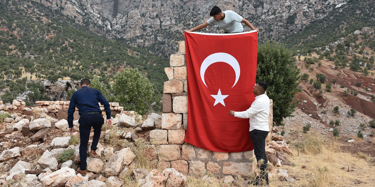 PKK'lı teröristlerin katlettiği yakınlarını, saldırının gerçekleştiği eve Türk bayrağı asarak andılar