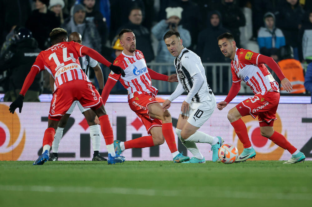 Partizan taraftarı derbi mağlubiyeti sonrası soyunma odası bastı