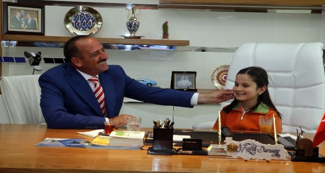 Başkan Duruay, 23 Nisan dolayısıyla koltuğunu Mervegül Buğday’a bıraktı