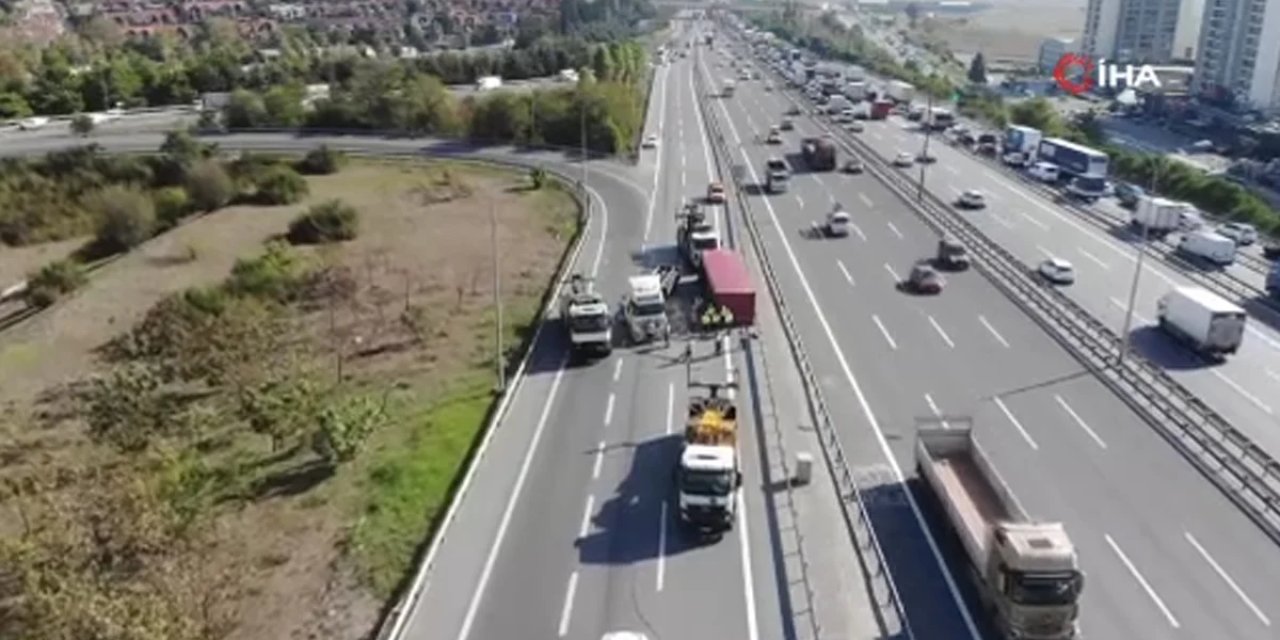 TEM Otoyolu'nda TIR devrildi: Yan yol trafiğe kapandı