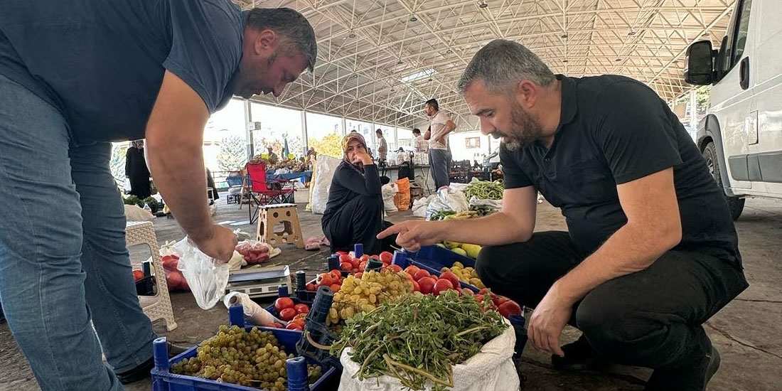 Pursaklar Belediye Başkanı Ertuğrul Çetin Köylü Pazarını ziyaret etti