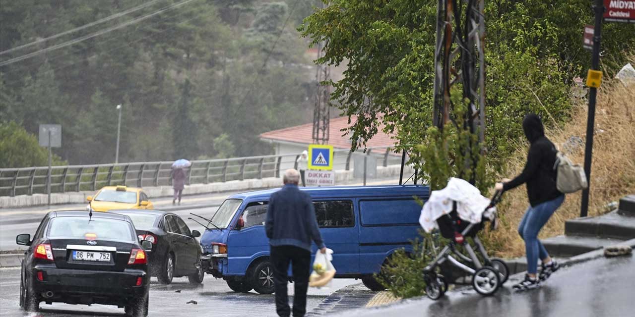 Yenimahalle'de minibüs kayalıklara çarptı