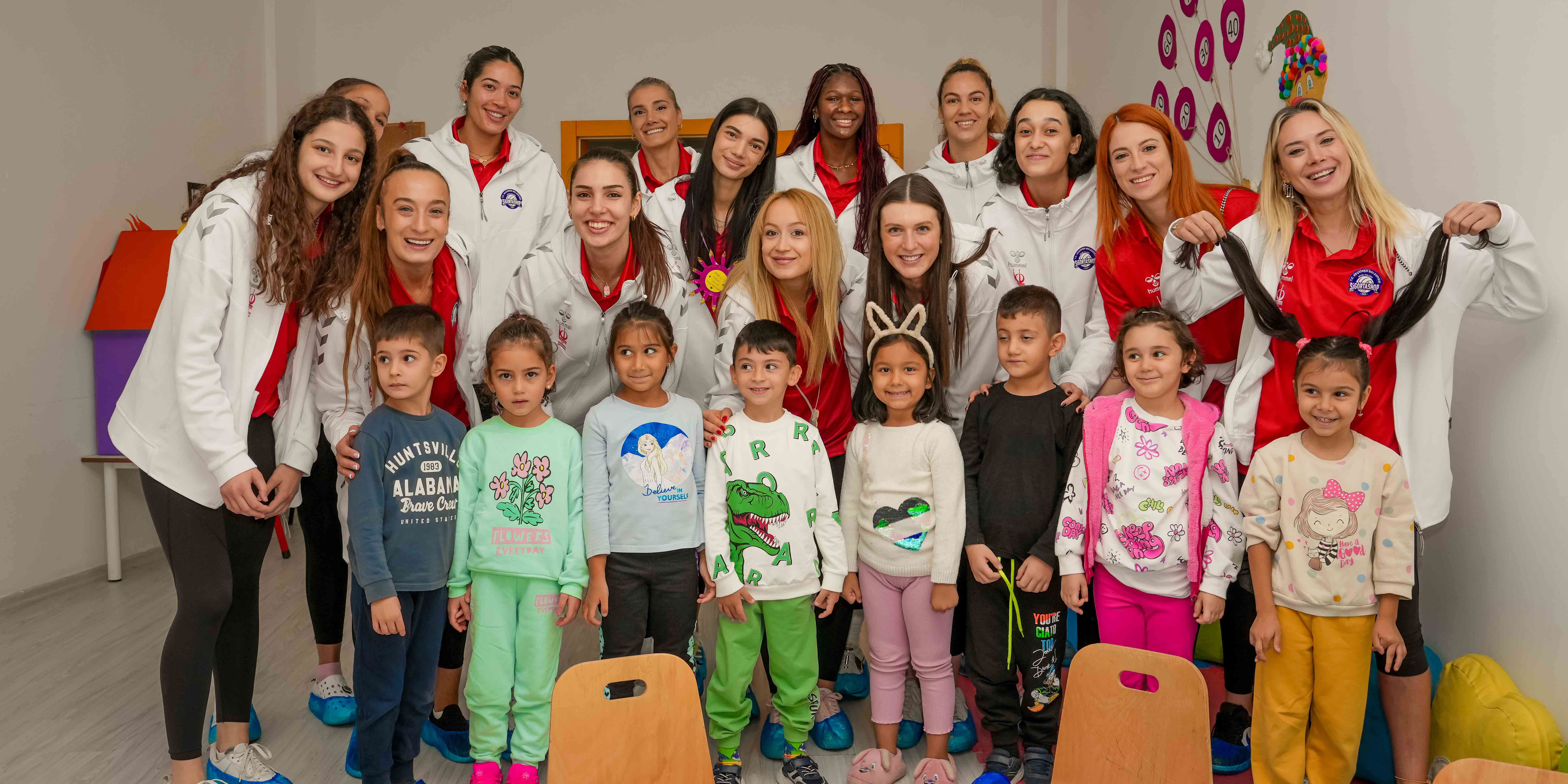 Keçiören Belediyesi Sigorta Shop Kadın Voleybol Takımı spora teşvik için çocukları ziyaret etti