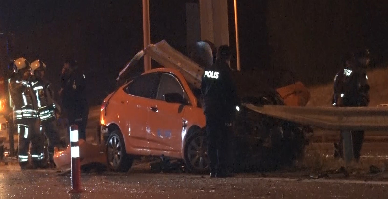 Ankara’da kontrolden çıkan taksi bariyerlere saplandı