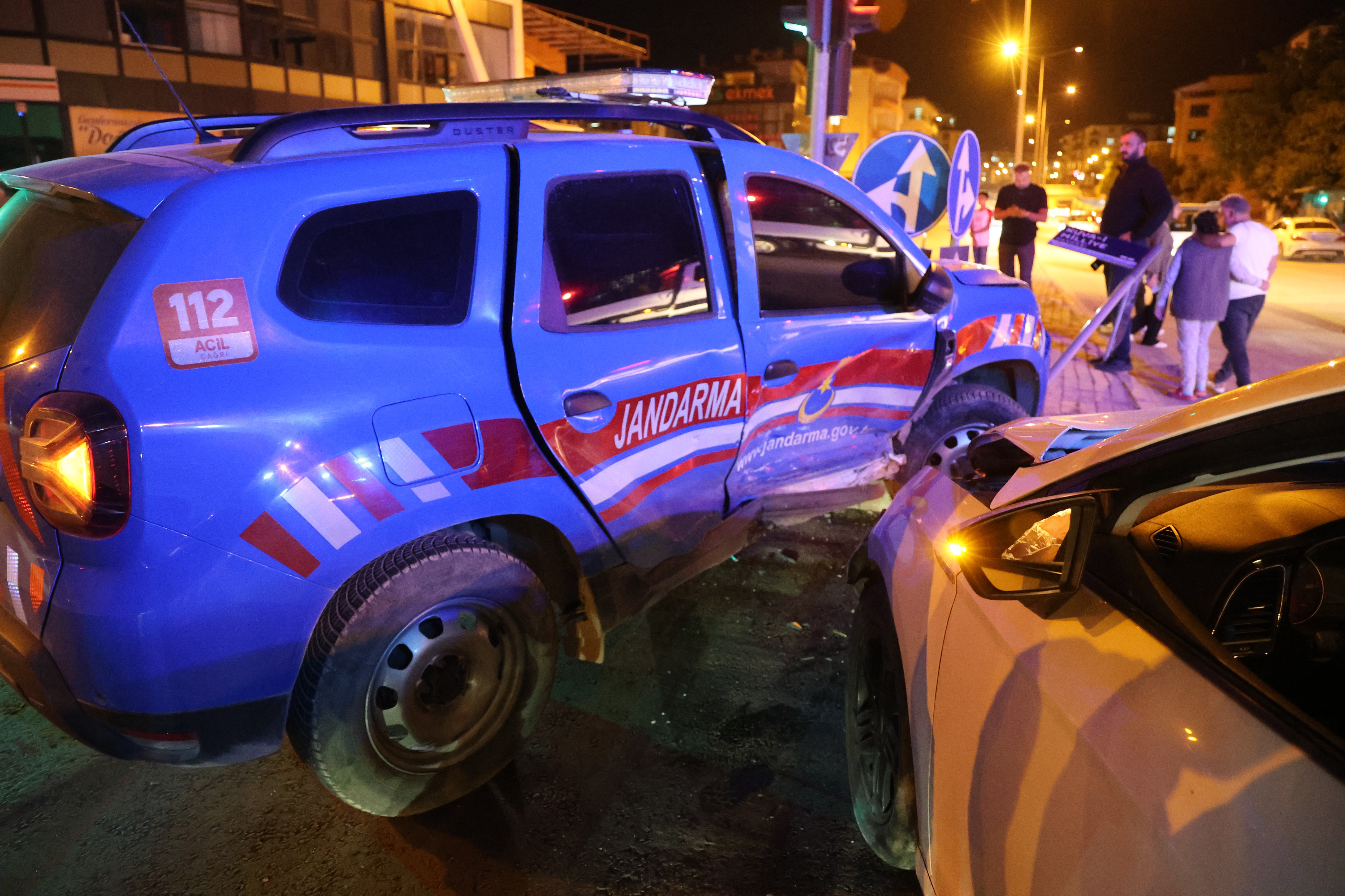 Elazığ’da jandarma aracı ile otomobil çarpıştı