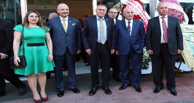 TÜSİAV’dan Yenimahalle Belediye Başkanı Yaşar’a özel ödül