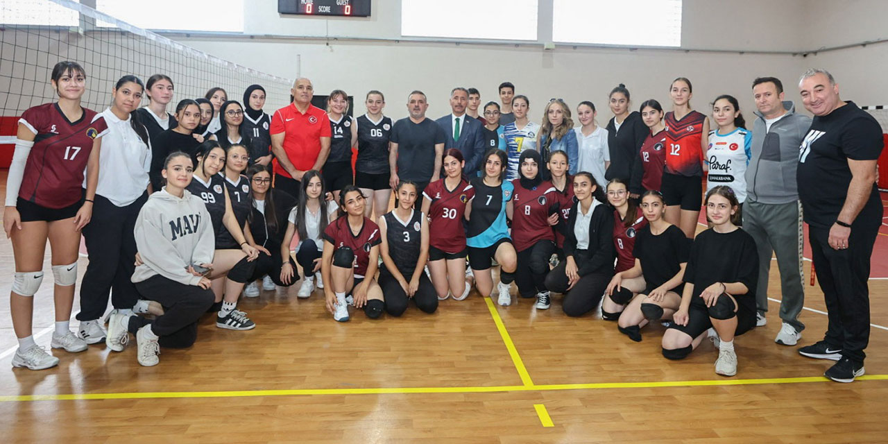 Sincan Belediye Başkanı Murat Ercan gençlerle voleybol maçı yaptı