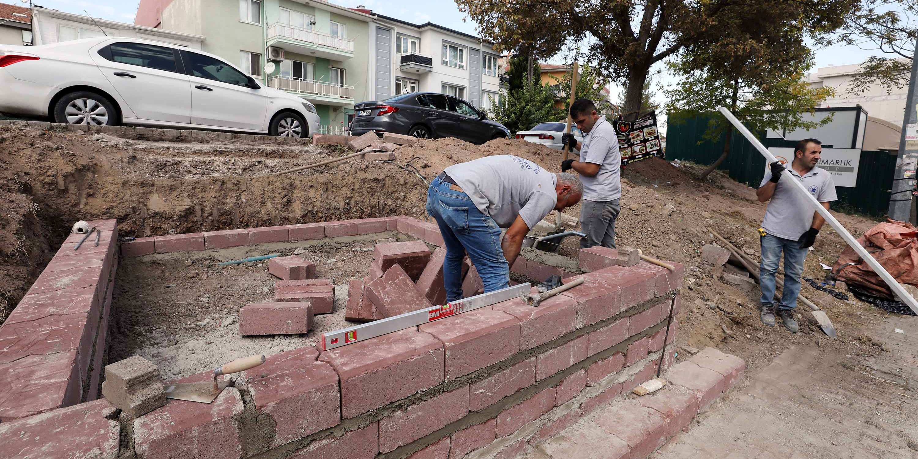 Yenimahalle'de park ve bahçelerde onarım yapıldı