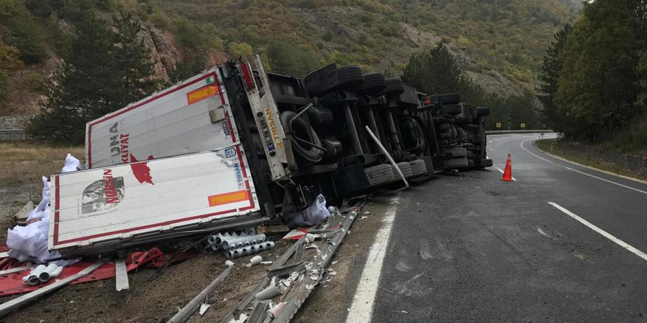 Kızılcahamam'da plastik yüklü TIR devrildi!