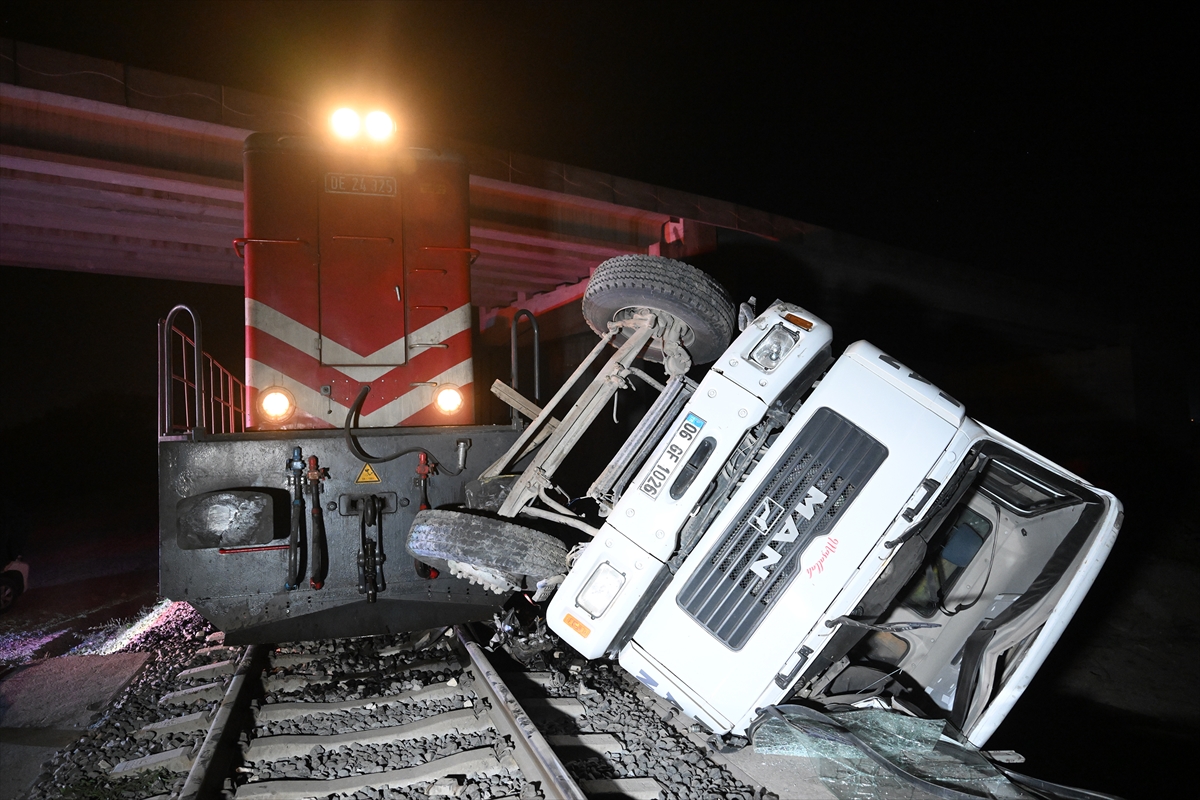 Edirne'de yolcu treni raylarda bırakılan beton pompası aracına çarptı