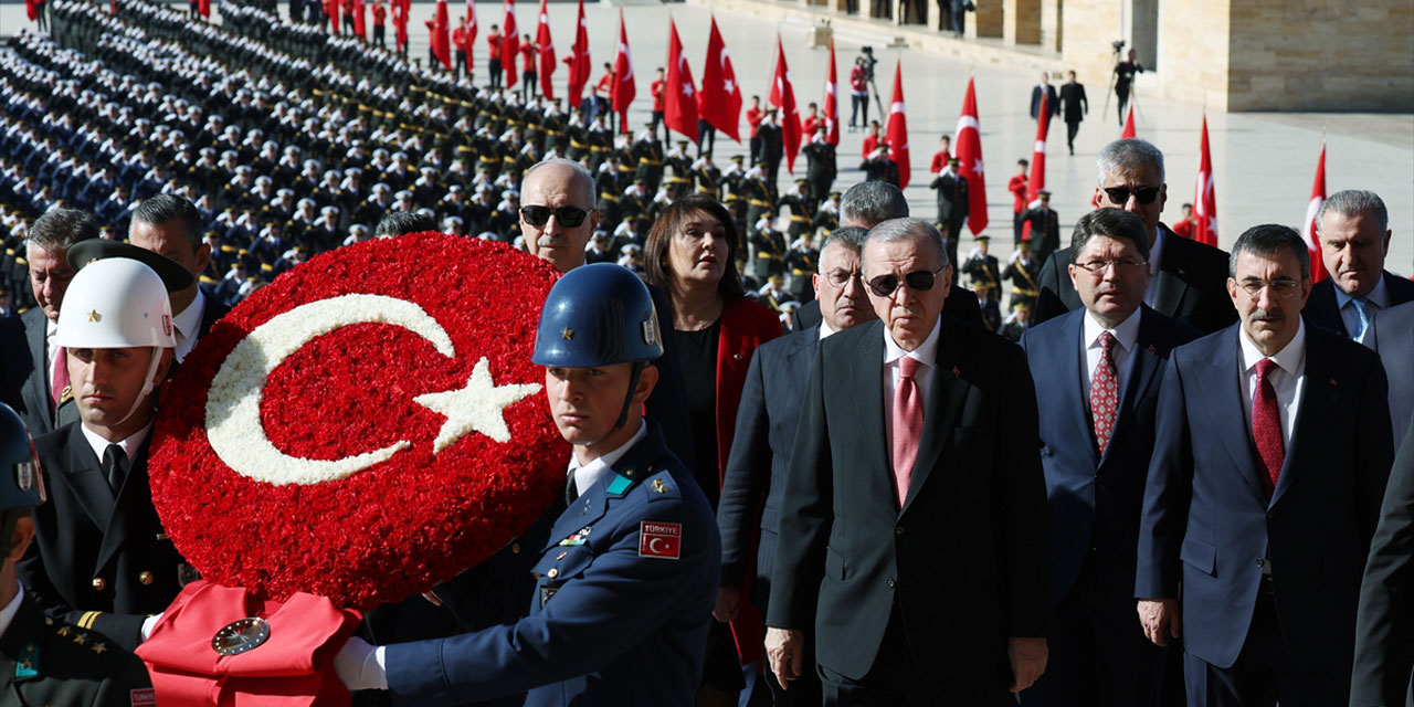 Cumhurbaşkanı Erdoğan başkanlığındaki devlet erkanı Anıtkabir'i ziyaret etti