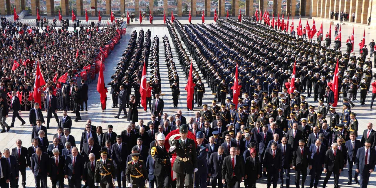 Ankara Milletvekili Deniz Demir, CHP lideri Özgür Özel'le Anıtkabir'de törene katıldı