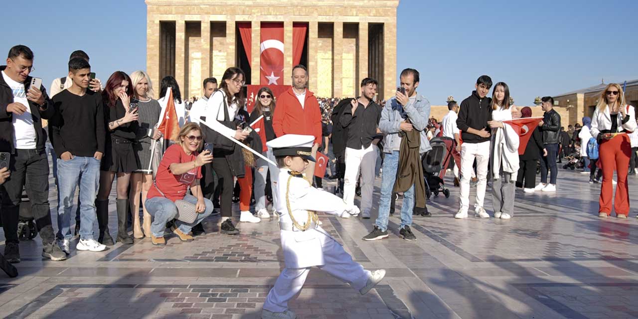 Anıtkabir’de 3 yaşındaki Barskan Özenç, askerlerin nöbet değişimini taklit ederek ziyaretçilerin ilgi odağı oldu