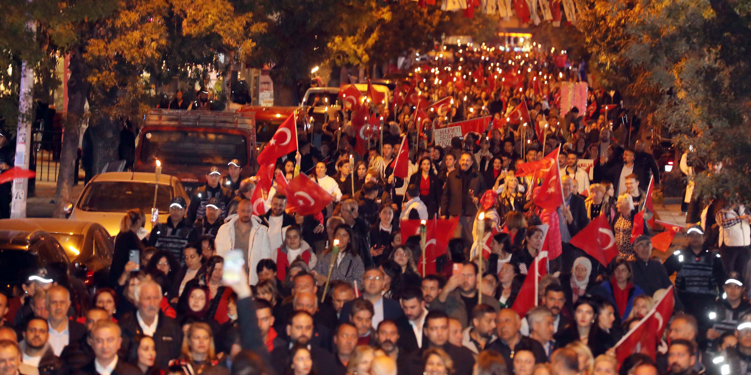 Yenimahalle’de Cumhuriyet coşkusu meşalelerle aydınlandı