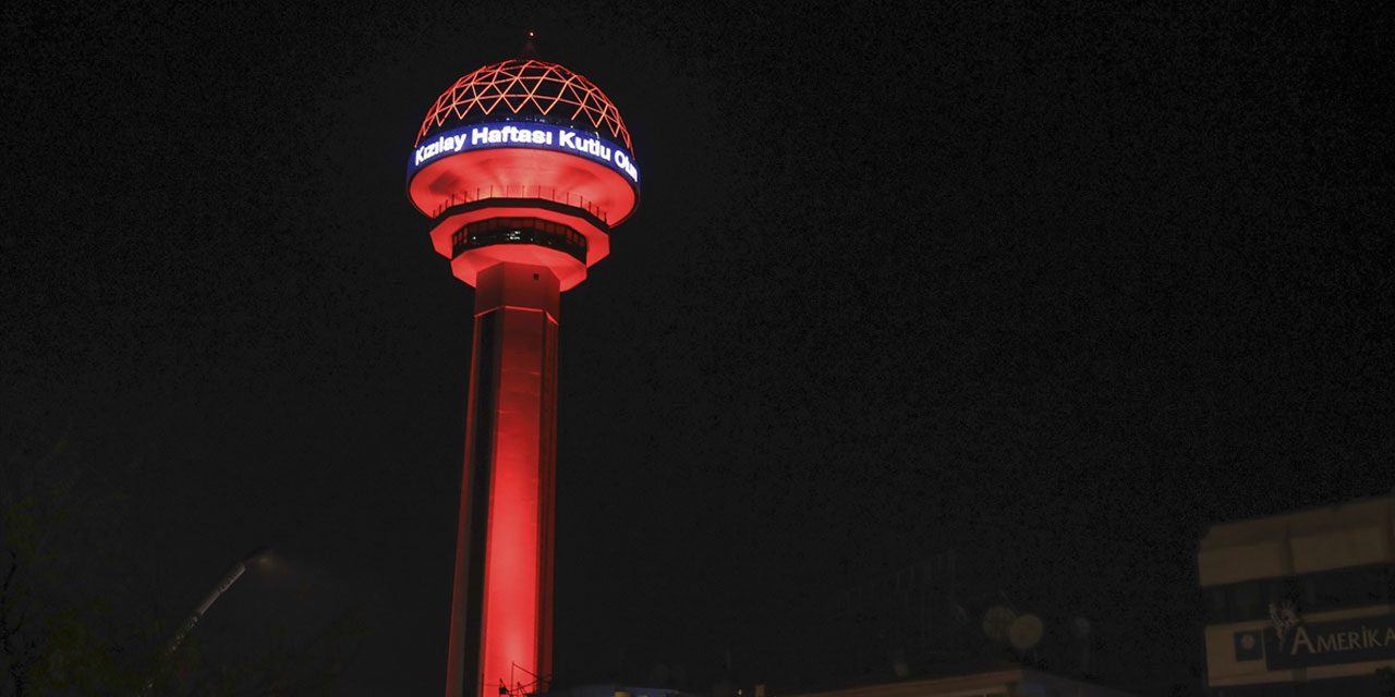 Ankara'nın sembol yapıları kırmızıya büründü