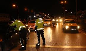 Polisin 'dur' ihtarına uymayan sürücü ve polis arasında kovalamaca