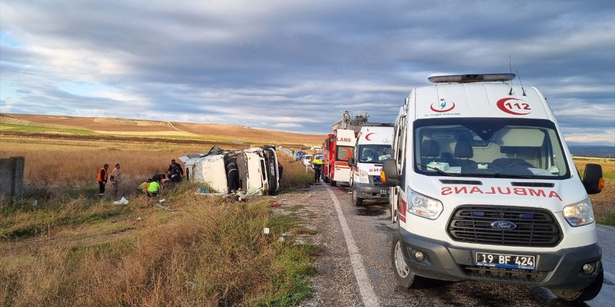 Çorum'da iki otomobil çarpıştı! Yaralılar var!