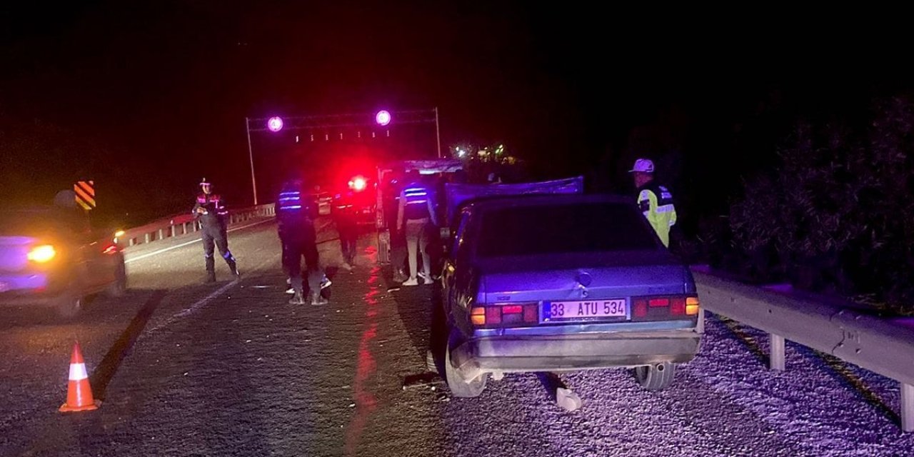 Mersin'de katliam gibi kaza: Otomobil, Lastik değiştirenlerin arasına daldı