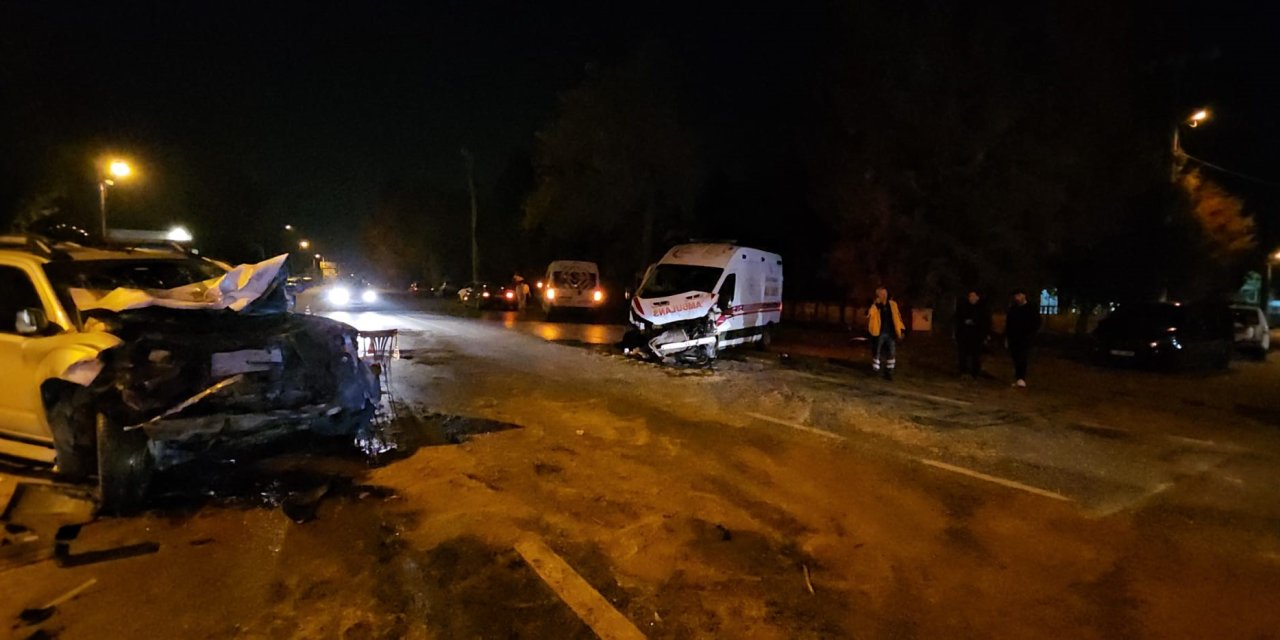 Sakarya'da ambulans ve üç aracın karıştığı kazada 1 ölü, 3 yaralı