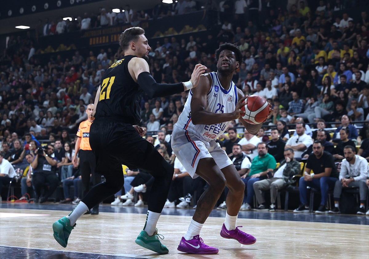 Anadolu Efes, Baskonia'dan zaferle döndü