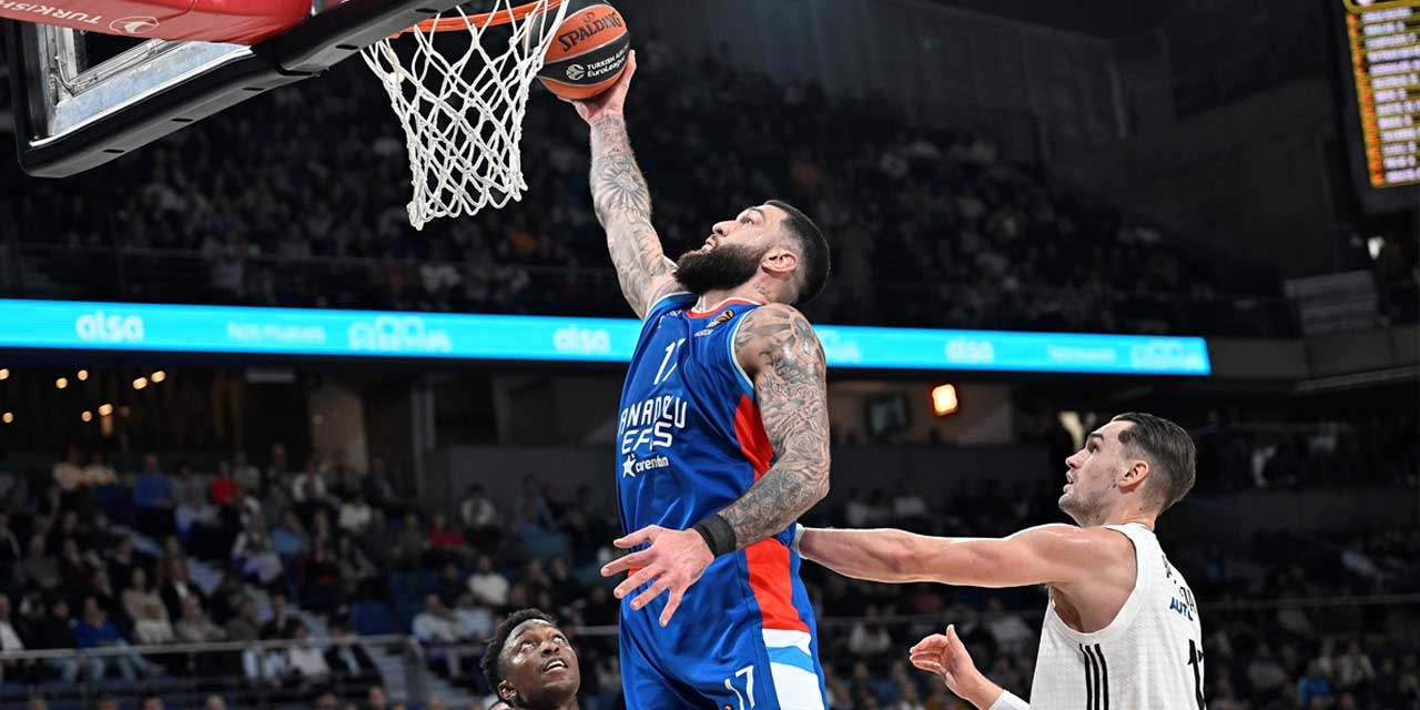 Anadolu Efes, Real Madrid'i deplasmanda mağlup etti: Euroleague'de üst üste ikinci galibiyet