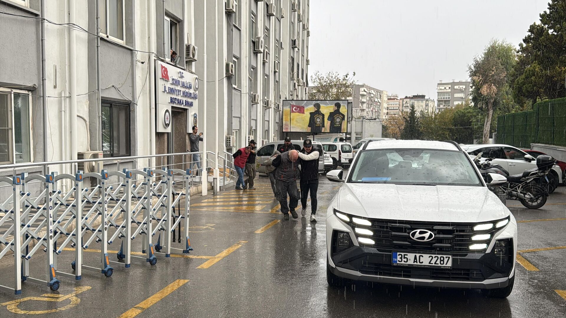 İzmir'de haşere ilaçlaması sonrası bebeğin zehirlenerek ölmesiyle ilgili 2 kişi tutuklandı