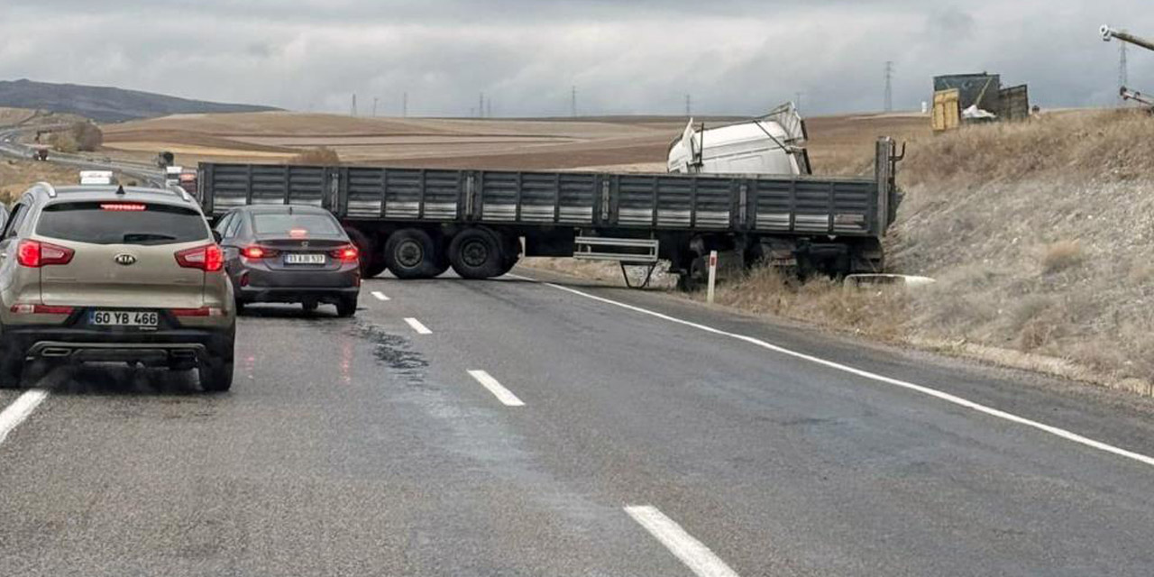 Yozgat'ta kayan TIR yol kapattı