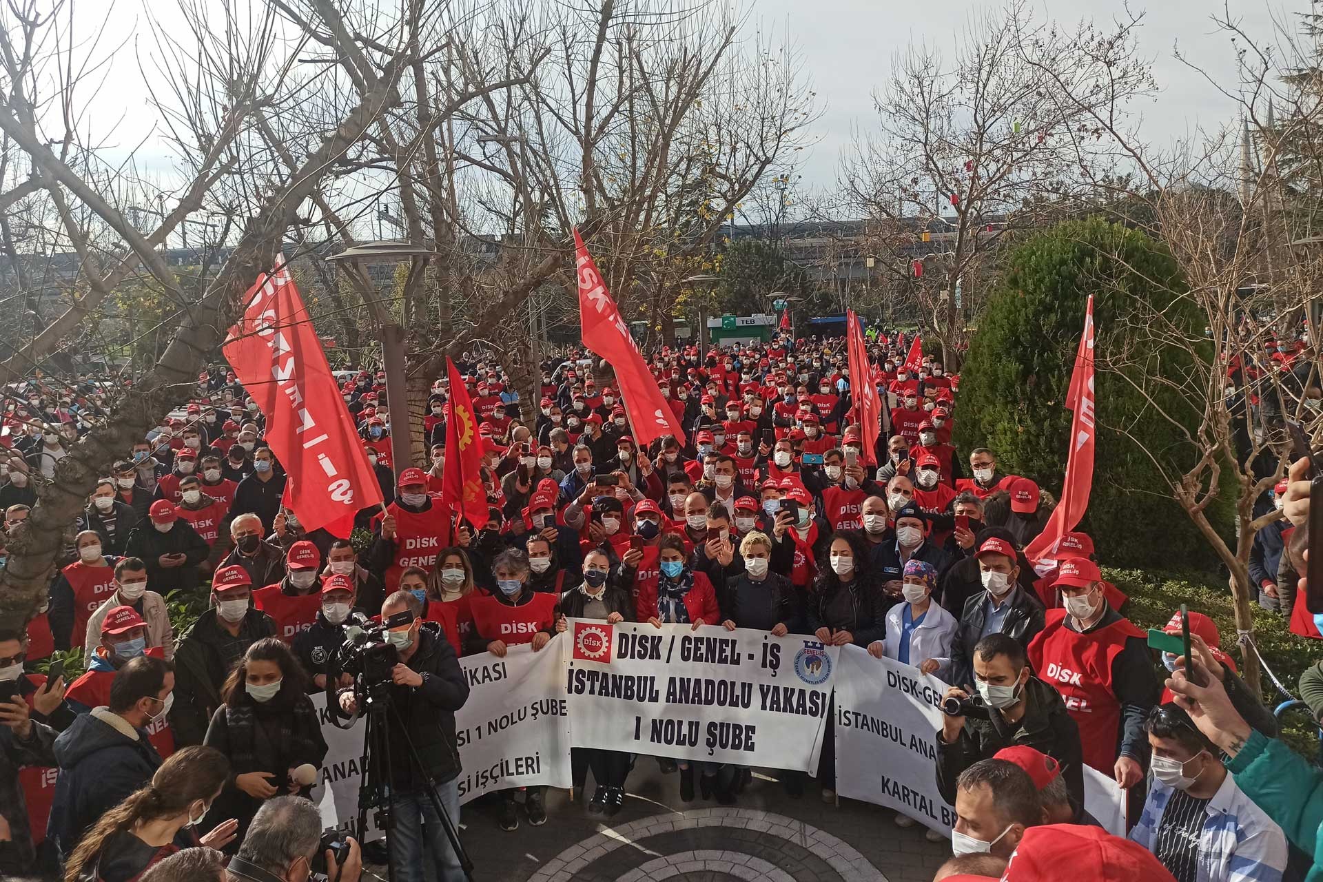 1 dakikalık grev: Pankart asıldı, anlaşma mesajı geldi