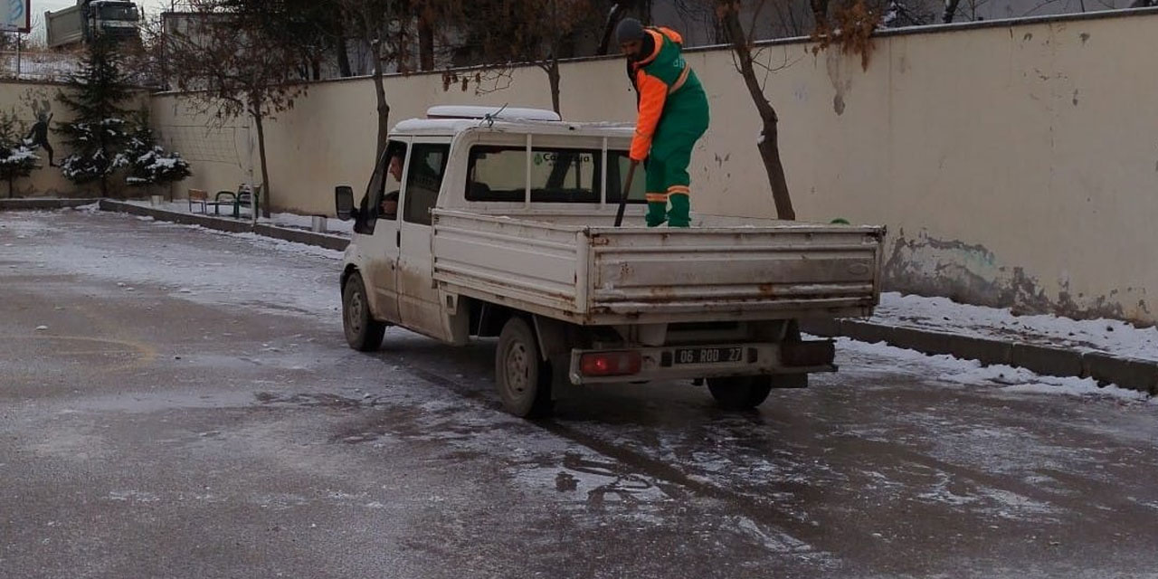 Çankaya'da okul bahçeleri tuzlanıyor