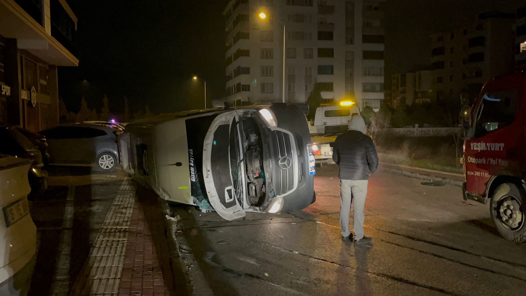 Bursa'da otomobil ile servis minibüsünün çarpıştığı kazada 8 işçi yaralandı