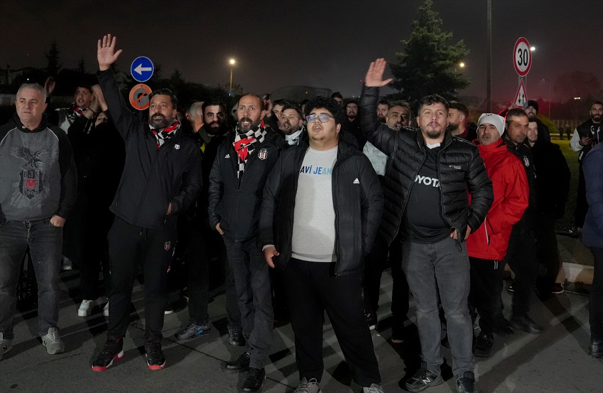 Beşiktaş taraftarı havalimanında takımı protesto etti