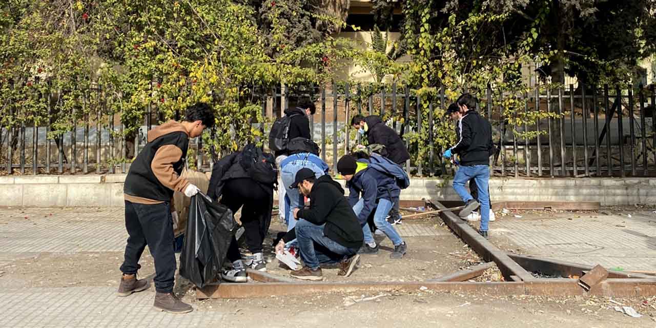 Gençler sokakları temizliyor, Şam’da savaşın izleri siliniyor