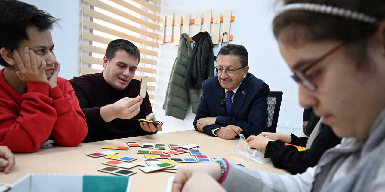 Altındağ Belediye Başkanı Veysel Tiryaki, Engelsiz Yaşam Merkezi'nde özel gençlerle buluştu