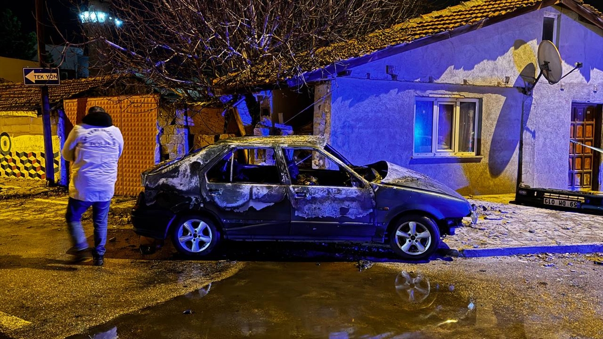 Yanan otomobilde dört kişi vefat etti