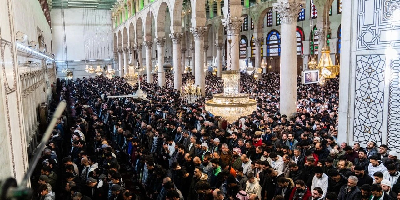 Suriye'de Esed sonrası Emevi Camisi’nde ilk cuma namazı kılındı I Lübnan'da hutbe konusu: Esad Rejimi'nin çöküşü