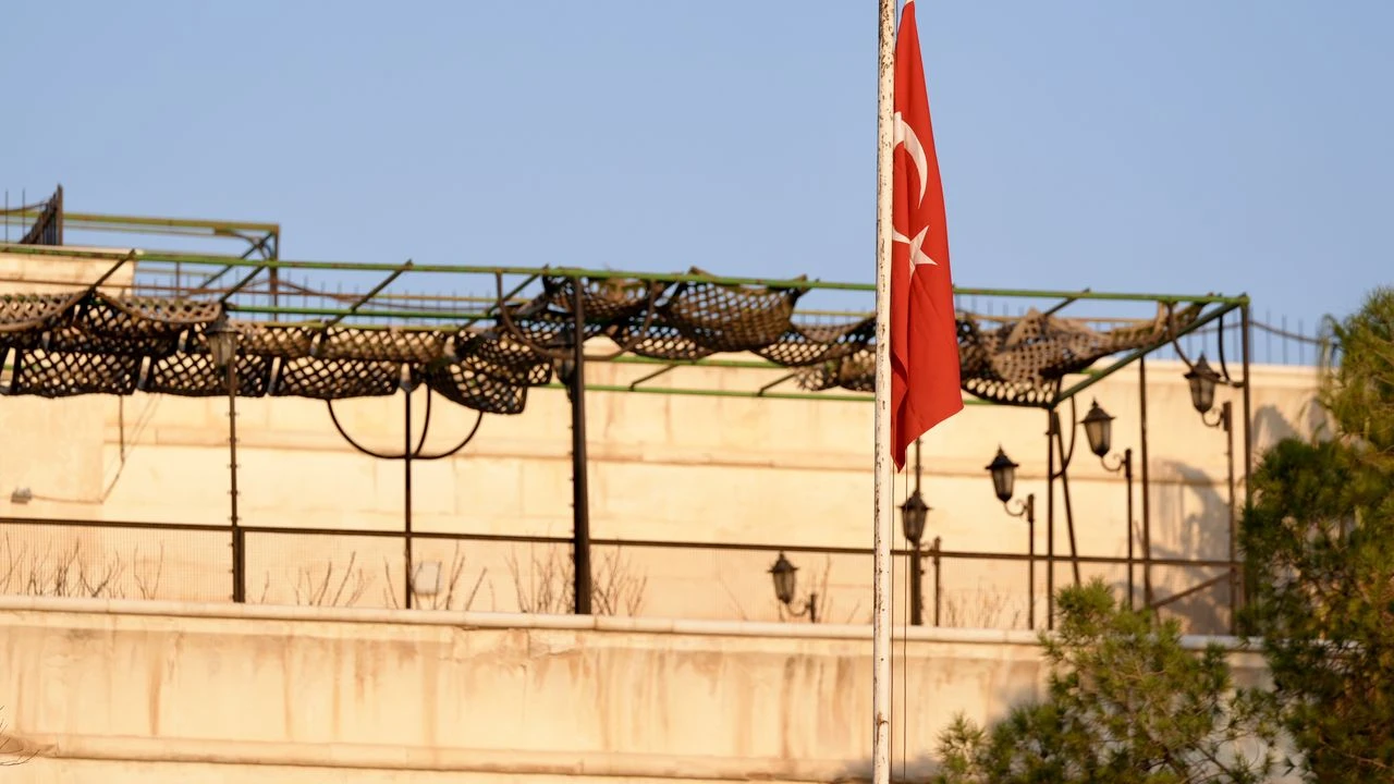 Şam Büyükelçiliği'ne Türk bayrağı çekildi