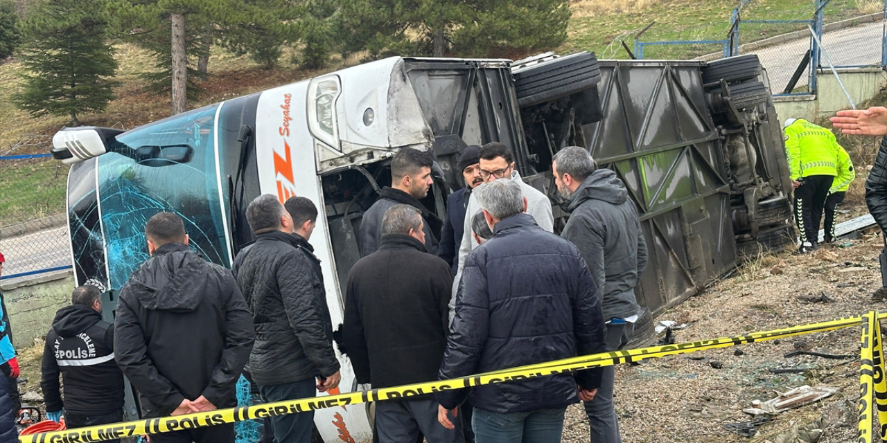 Yağmur kaza felaketine yol açtı: Yolcu otobüsü devrildi! | Ölü ve yaralılar var...