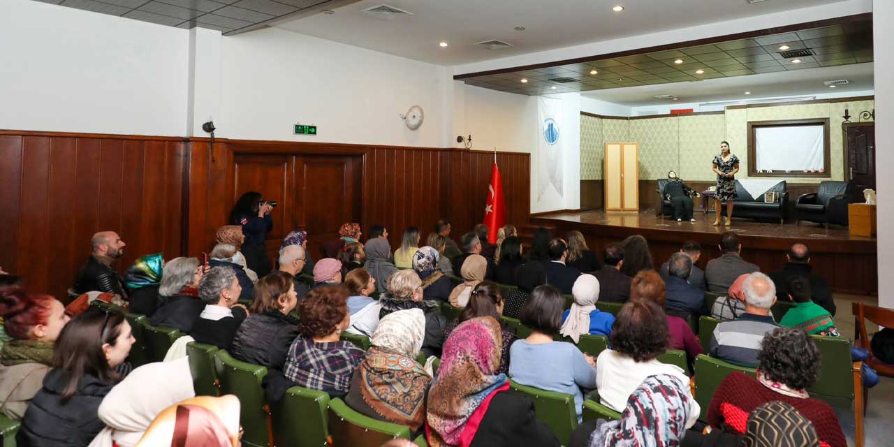 Altındağ Belediyesi ve Adalet Bakanlığı ortaklığında sahnelenen "Entrikalı Dolap Komedyası" çoşkuyla seyredildi