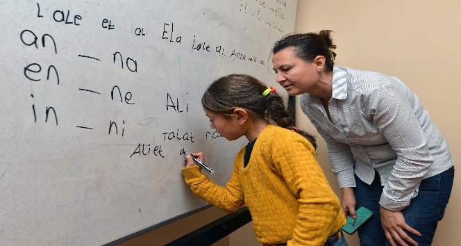 Büyükşehirden sığınmacı çocuklara Türkçe dersi