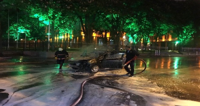 Başkent’te seyir halindeki otomobil alev alev yandı