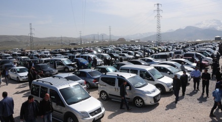 Otomobil ve hafif ticari araç satışları Nisan'da azaldı