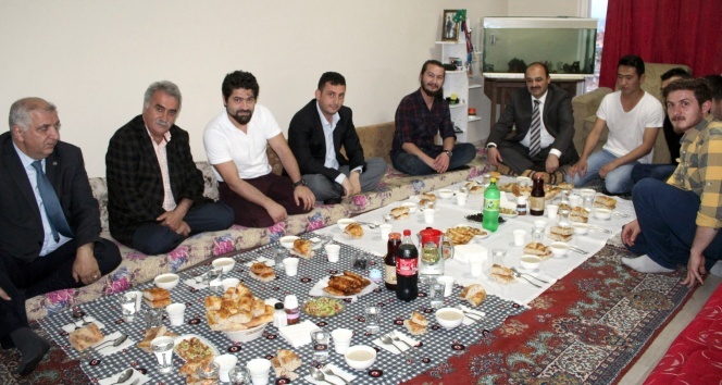 Rektör, öğrencilerin hazırladığı yer sofrasında iftar yaptı