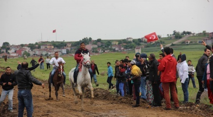 Baharı karşılamak için at sürdü, altını kaptı