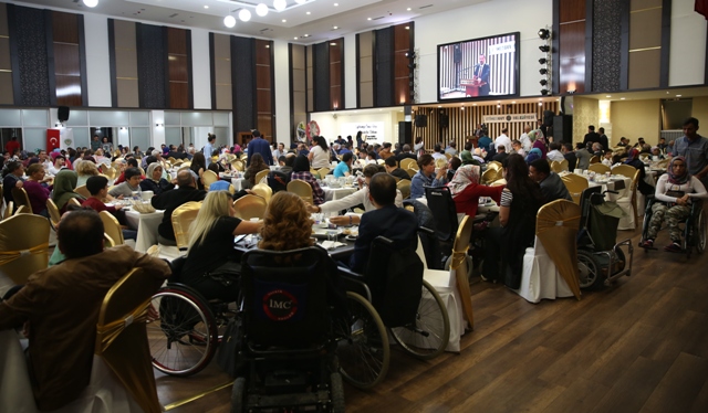 Başkan Demirel engellilerle iftar yaptı