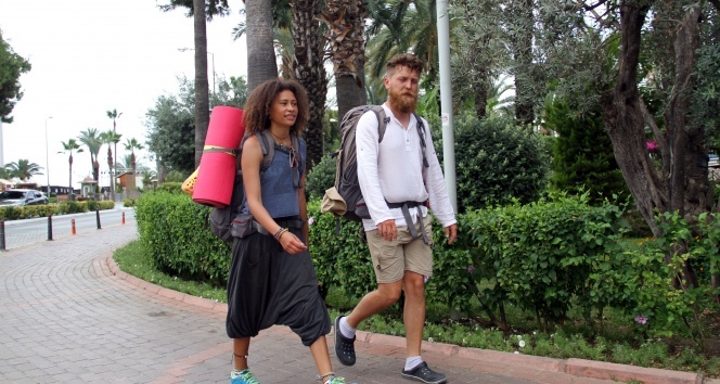 Dünyayı bisikletle dolaşan Alman çift yürüyerek İran'a gitmek için yola çıktı