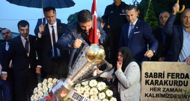 Beşiktaş, şampiyonluk kupasını Vefa Müdüre getirdi