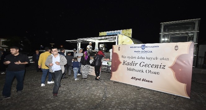 Büyükşehir Belediyesi Kadir Gecesi’nde lokma dağıttı