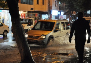 Kars’ı dolu ve yağmur vurdu